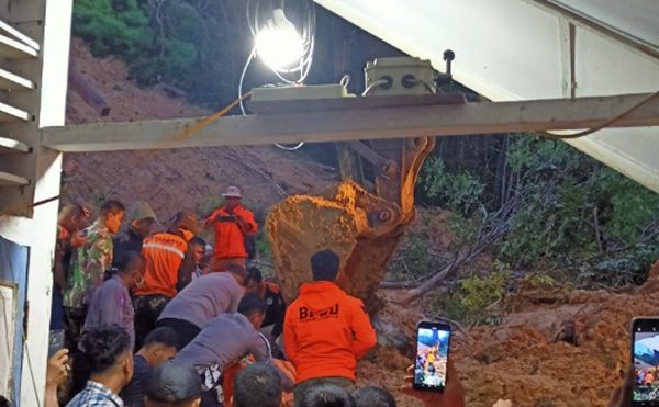 Ibu dan Dua Anak Tertimbun Longsor di Tapteng, Jasad Ketiganya Berhasil Dievakuasi