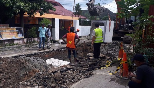 DPRD Medan Kecewa Pemborong Biarkan Tumpukan Tanah Bekas Galian Parit di Badan Jalan