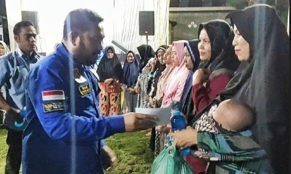 Silaturahmi ke Masyarakat, Ketua DPD KNPI Labuhanbatu Serahkan Sembako dan Tali Asih