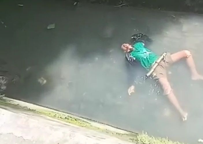 Mayat Pria Mengapung dalam Parit Gegerkan Warga Jalan Pasar Merah