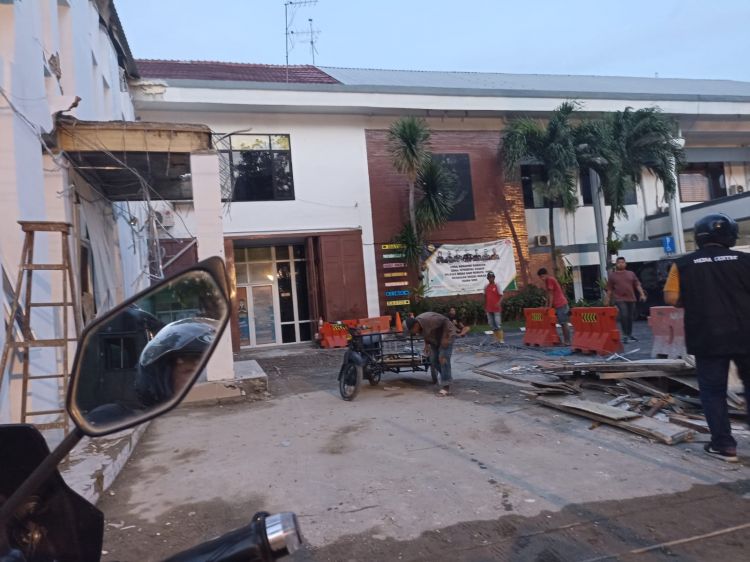 Bikin Geger Dikira Ada Korban, Bangunan Baru Kejari Medan Gunakan Dana Hibah Roboh