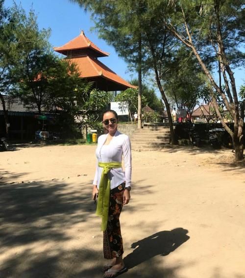 Tampilan ala Gadis Bali Aura Kasih Berkebaya Putih, Sampai Tutup Kolom Komentar