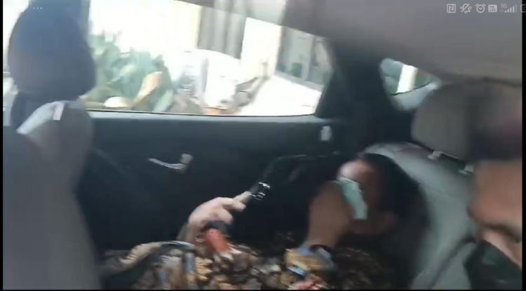 Tutupi Wajah dengan Tas, Firli Bahuri Coba Hindari Wartawan Usai Diperiksa Bareskrim