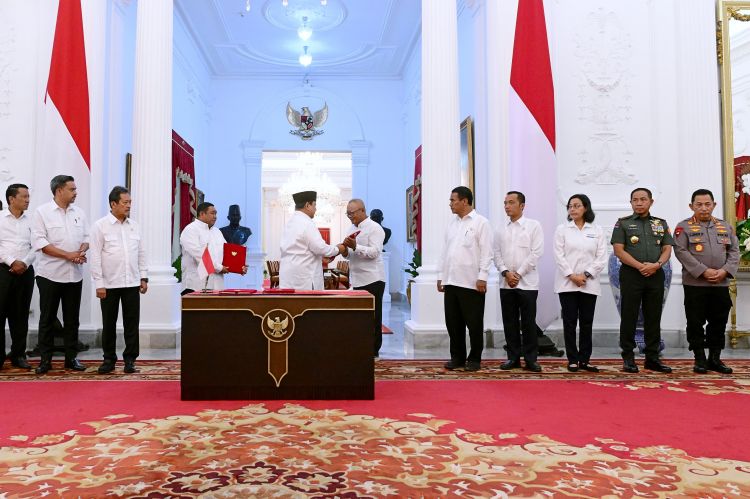 Panglima TNI Hadiri Penandatanganan PP Penghapusan Piutang Macet UMKM di Istana Negara