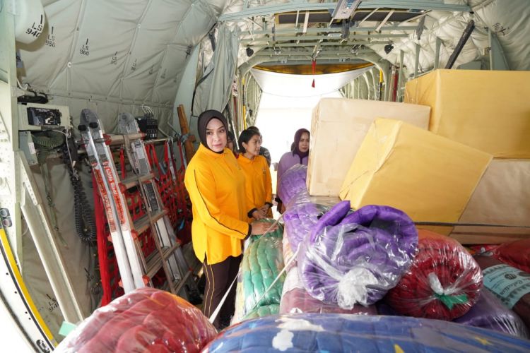 Ketum DP Serahkan Bansos Untuk Masyarakat Terdampak Erupsi Gunung Lewotobi Laki-Laki di NTT