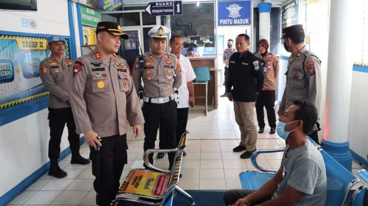 Tinjau Ruang Pelayanan SIM, Kapolres Labuhanbatu Ingatkan Pelayanan Sesuai SOP