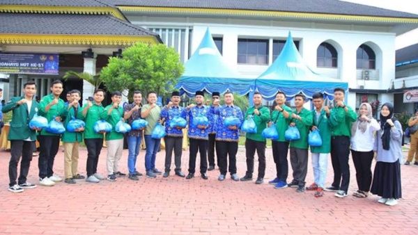 Bupati Labura Terima Bantuan dari Himpunan Mahasiswa Iklab Raya untuk Korban Banjir