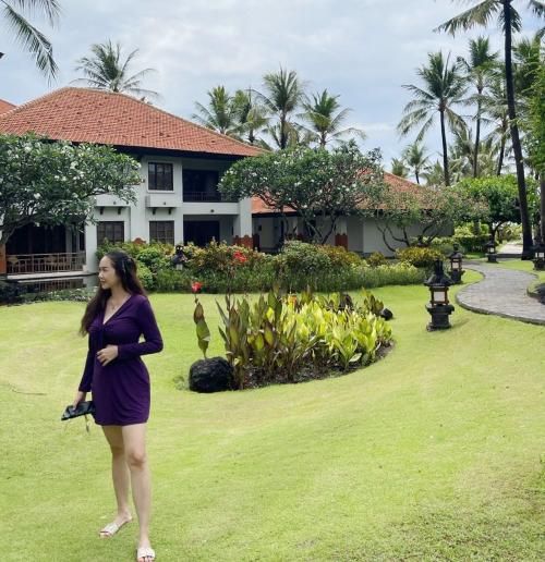 Gaya Aura Kasih Bikin Salfok, Netizen: Hot Mama yang Menawan Hati