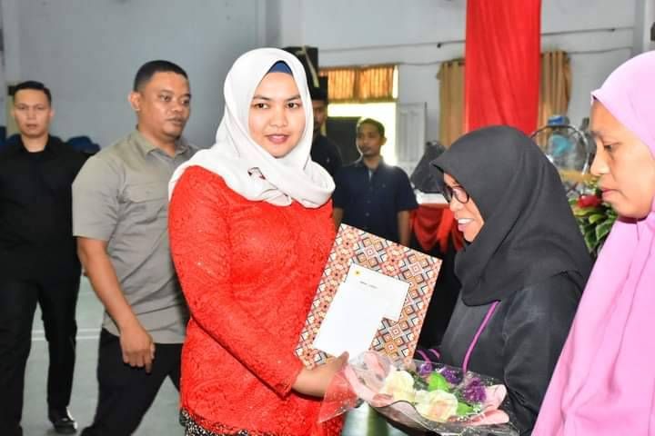 Hari Ibu, Wabup Madina Apresiasi Janda Tukang Kusuk yang Besarkan Anak Hingga Jebol PNS