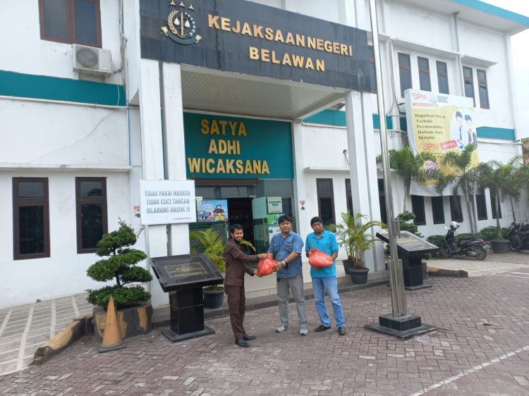 Kejari Belawan  Safari Nataru dan Bagikan Sembako