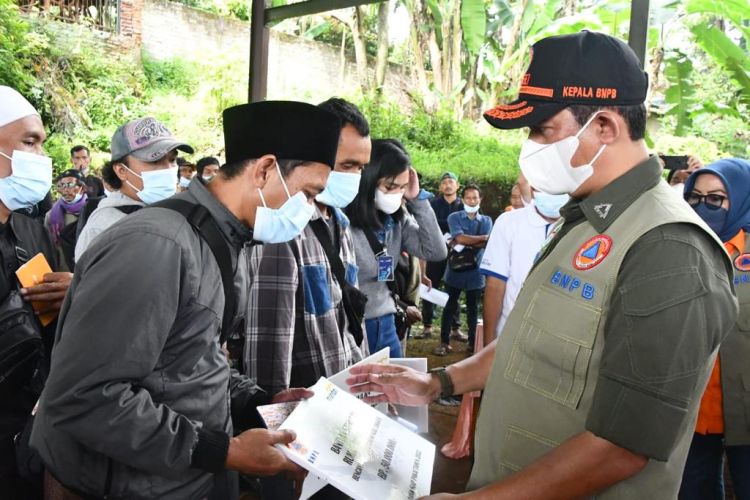 BNPB Serahkan Dana Stimulan kepada 647 Warga Nagrak Korban Gempa Cianjur