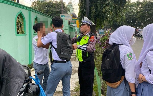 Tidak Pakai Helm, Para Pelajar di Medan Dihukum Saling Jewer