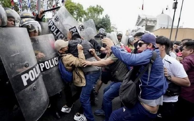 Pengunjuk Rasa Bentrok dengan Polisi, 20 Orang Terluka