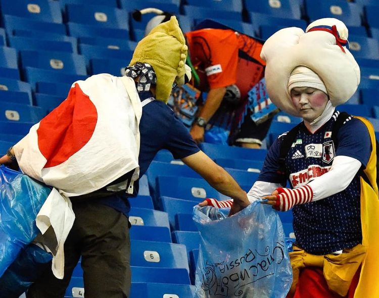 Meski Negaranya Gugur di Piala Dunia, Suporter Jepang Tetap Bersih-bersih Sampah di Stadion