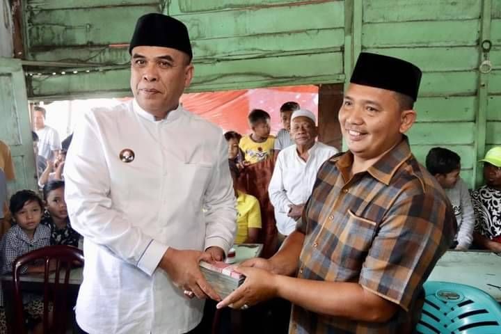 Subhanallah,  Gaji Bupati Madina  Dibagikan ke Warganya...