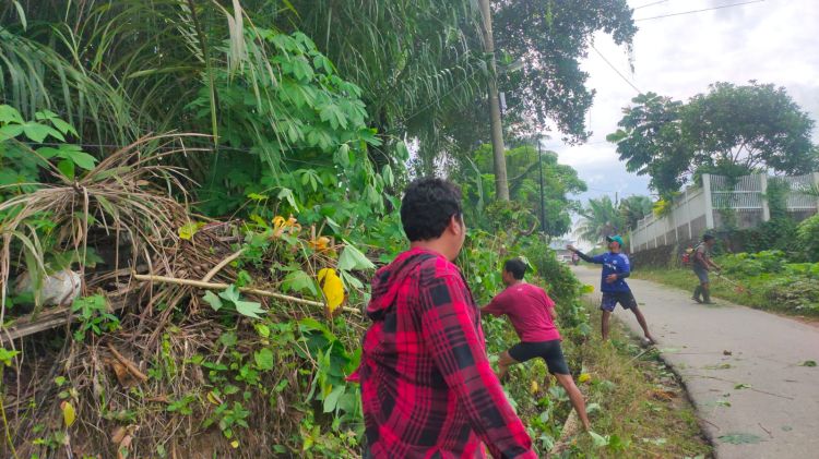 Warga Lingkungan Raja Habib Laksanakan Gotong Royong