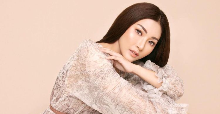Sarwendah Tak Gengsi Nyuci Baju di Pinggir Kali, Wajah Tulusnya Bikin Netizen Kagum