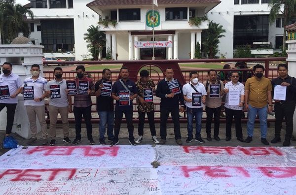 Warga Resmi Somasi Bobby Soal Median Jalan Karya Wisata