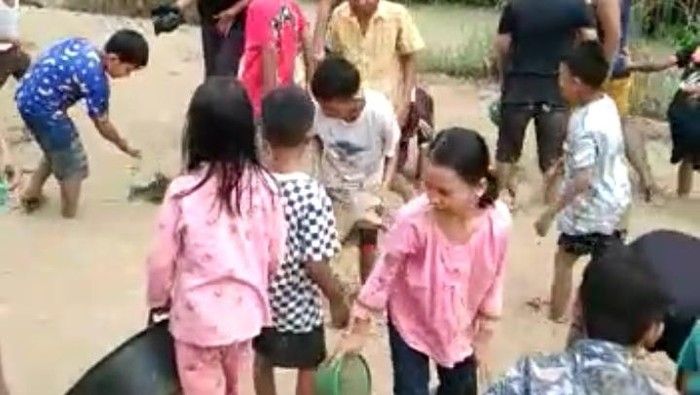 Bentuk Protes Jalan Rusak, Puluhan Bocil Bermain dan Tangkap Ikan di Lumpur