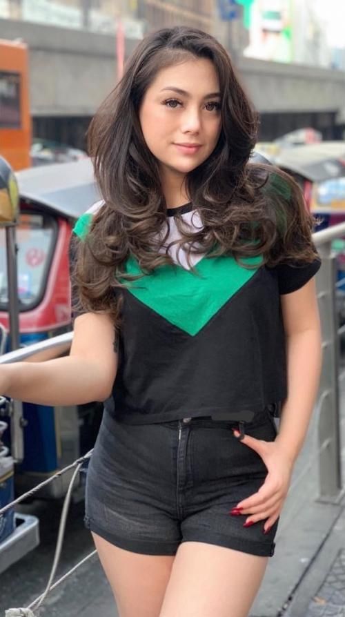 Terlihat Seperti ABG, Hot Mommy 4 Anak Seksinya Bikin Gemesin Dong