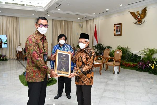 PLN Raih 15 Penghargaan Proper Emas dan CEO Green Leadership Utama