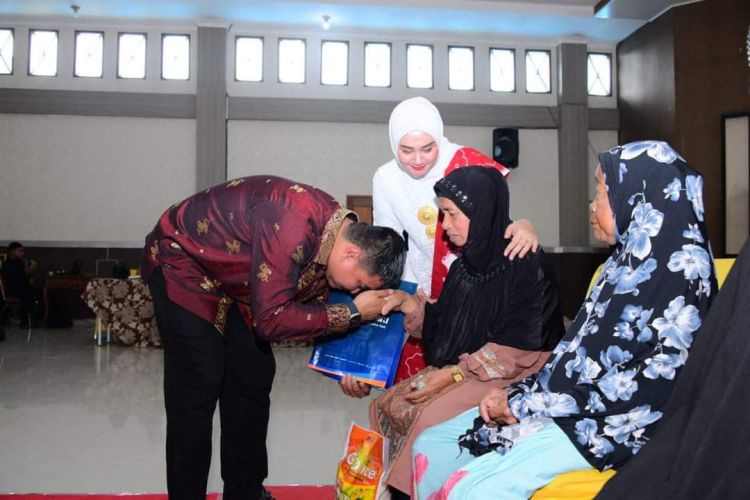 Hadiri Peringatan Hari Ibu,&nbsp;Bupati Labura: Muliakan Ibu Kita