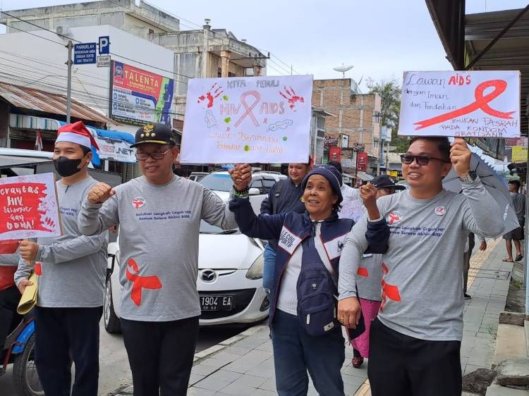Ratusan Pelajar dan Mahasiswa Tumpah, Berkeliling Kota Balige Peringati Hari Aids Sedunia