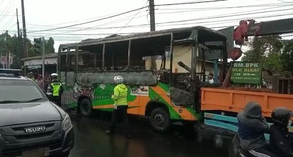 Diduga Korsleting Listrik, Satu Unit Bus Trans Metro Deli Terbakar