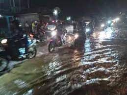 Selain Banjir, tak Disiplin Pengendara Sebabkan Macet di Jalinsum Aek Nabara