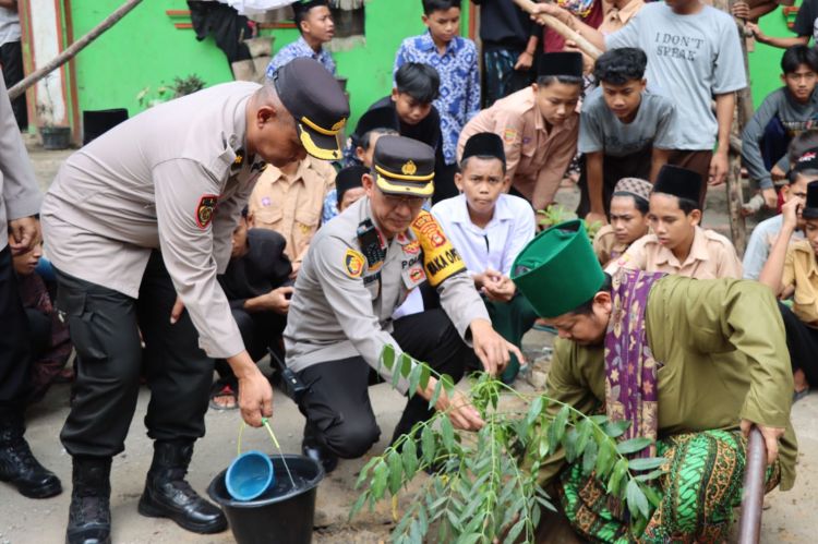 Polres Ogan Ilir, Lakukan Bhaktikes dan Penanaman Pohon di Ponpes