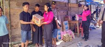 Polsek Sanggalangi Berikan Bantuan Kepada Korban Kebakaran Di Lembang La'bo