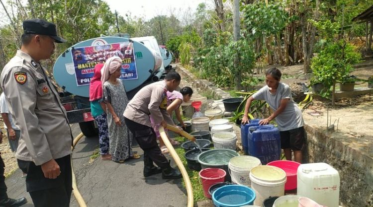 Gandeng Alumni SMANTA Angkatan 96, Polsek Tawangsari Salurkan Bantuan Air Bersih